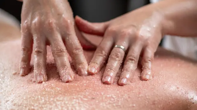 स्क्रबिंग बैक मसाज 