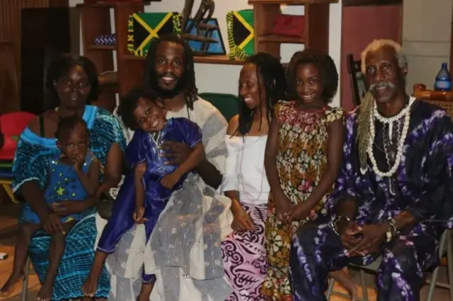 Obadele Kambon n'umuryango we baje gutura muri Ghana mu 2008 aho ubu akora nk'umwalimu wa kaminuza