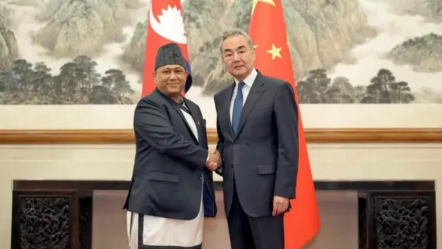 चिनियाँ विदेशमन्त्री वाङ यीसँग परराष्ट्रमन्त्री शिशिर खनाल