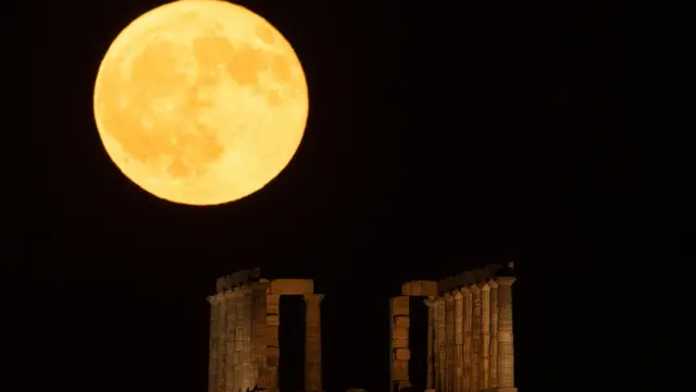 Mesec izranja iza Hrama Posejdona blizu Atine, Grčka