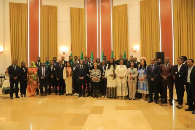 Garee Itoophiyaa Olompikii Paaris irratti hirmaateef buufata xiyyaaraatti simannaan erga taasifame booda Masaraa Biyyaalessaatti badhaasiifi beekamtiin kennameera