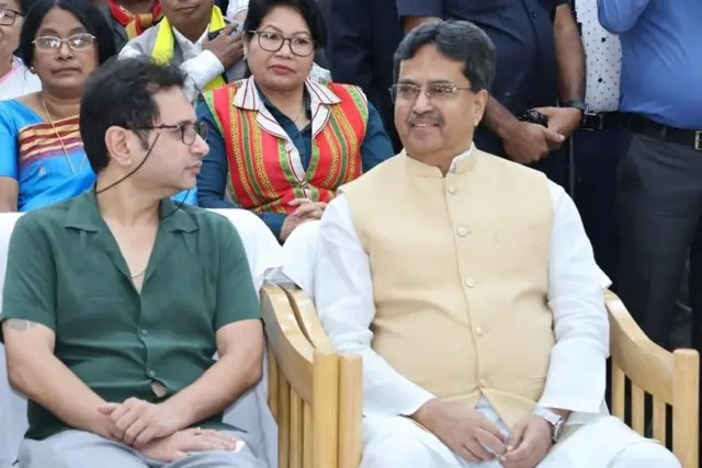 त्रिपुरा के मुख्यमंत्री माणिक साहा (दाएं) के साथ टिपरा मोथा के प्रमुख प्रद्योत माणिक्य देबबर्मा