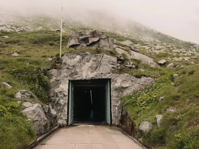 சுவிஸ் மலைக்குள் மறைந்திருக்கும் விண்வெளி வீரர்கள் பள்ளி