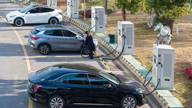 2026年1月22日，在中國江蘇省台州市，電動車正在快速充電站充電。 