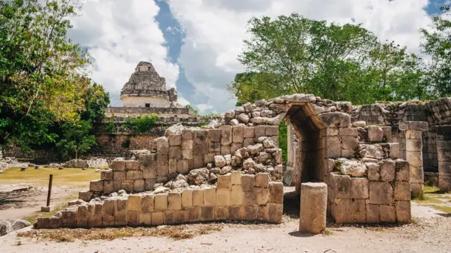 Ruínas do observatório maia de Chichén Itzá, no México