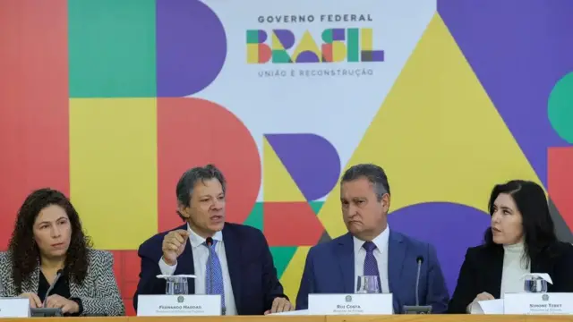 Os ministros, Esther Dweck (Gestão), Fernando Haddad (Fazenda), Rui Costa (Casa Civil), Simone Tebet (Planejamento), durante coletiva para explicar o pacotejogo de dominócorte gastos do governo