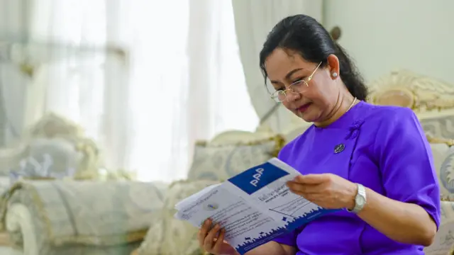 နေအိမ်ဧည့်ခန်းအတွင်းမှာ ပါတီလက်ကမ်းစာစောင်ကိုဖတ်နေတဲ့ ဒေါ်သက်သက်ခိုင်