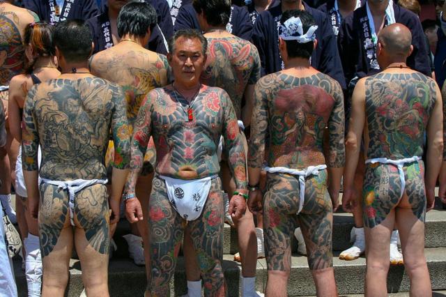 Membros tatuados da Yakuza