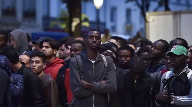 Un groupe de migrants attend avant d'être évacué d'un camp de fortune à Paris, France, 16 septembre 2016.