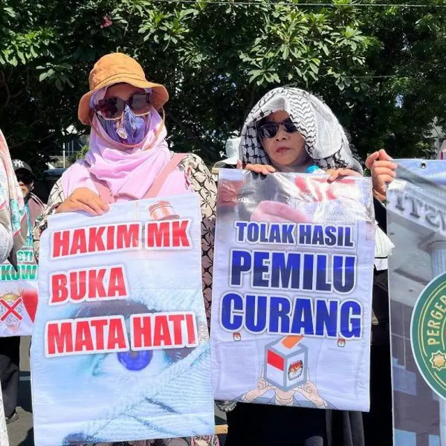 Para demonstran berunjuk rasa di luar gedung MK, pada Senin (22/04).