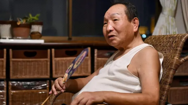 ဂျပန်လက်ဝှေ့သမားဟောင်းကြီး အီဝါအို ဟာခါမာဒါ ကို ဝါးပက်လက် ကုလားထိုင်မှာ ထိုင်ရင်း အေအက်ဖ်ပီ ကို ပြောကြားနေစဉ် 