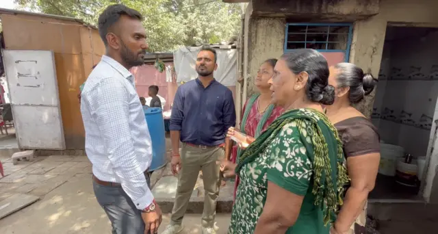 પોતાના પરિવારજનો સાથે નિખિલ તમંચે