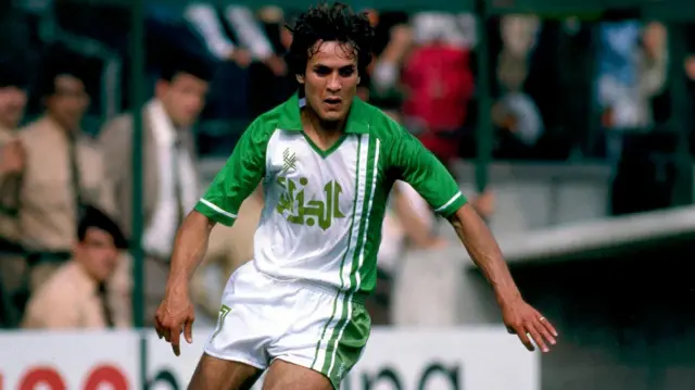 L'Algérien Rabeh Madjer lors de la Coupe du monde 1982 en Espagne. Il porte un short principalement blanc avec une bordure verticale verte sur un côté et un maillot assorti