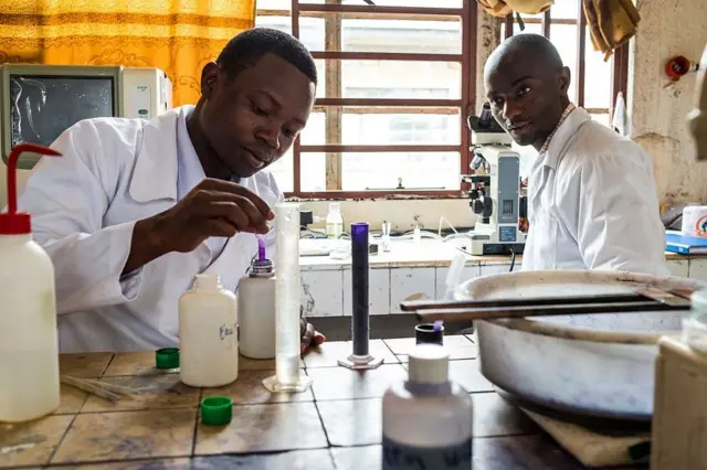 Des étudiants travaillent dans un laboratoire de l'Université catholique de Graben, à Butembo. 