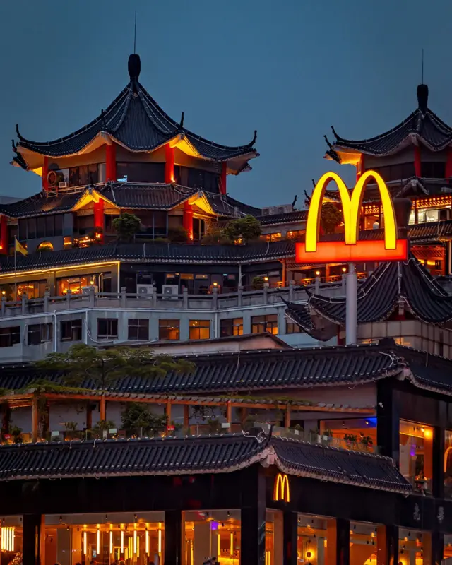 Будівля Макдональдс у Китаї у традиційному стилі 