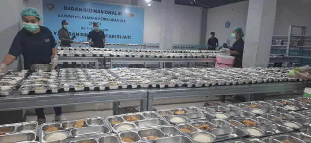 SPPG Yayasan Sinar Mentari Sejati yang dikelola Eddy Lau menyiapkan paket MBG di Kota Kupang, Nusa Tenggara Timur, pada Selasa (18/11). 