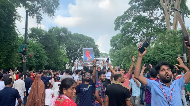 ২০২৪ সালের পাঁচই অগাস্ট গণঅভ্যুত্থানের মাধ্যমে শেখ হাসিনা সরকারের পতন ঘটে