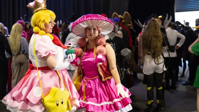 Wasu mata sanye da kaya masu ƙayatarwa a wani bikin bajekolin kaya masu ban mamaki na Afirka ta Kudu da aka yi a birnin Johannesburg ranar Alhamis. 