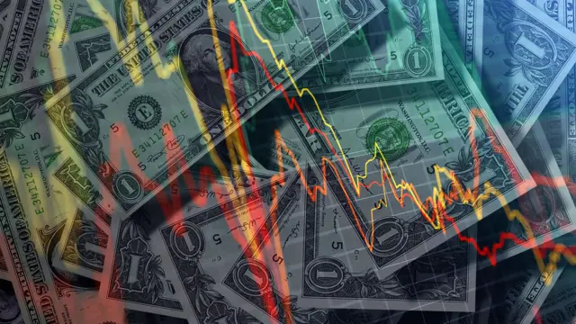 مجموعة من أوراق الدولار الأمريكي فوقها أسهم باللونين الأحمر والأصفر تظهر مؤشرات سوق الأسهم.