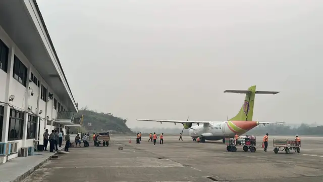 မီးခိုးမြူငွေ့တွေကြောင့် တာချီလိတ်လေဆိပ်မှာ လေယာဥ် ဆင်းသက်တာကို တနင်္ဂနွေနေ့အထိပိတ်ထား 