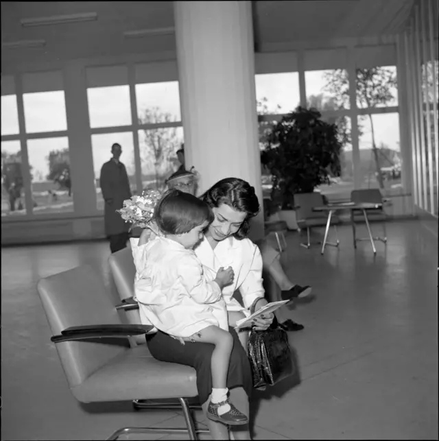 ১৯৫৩ সালে মেয়ের সাথে আশরাফ পাহলাভি 