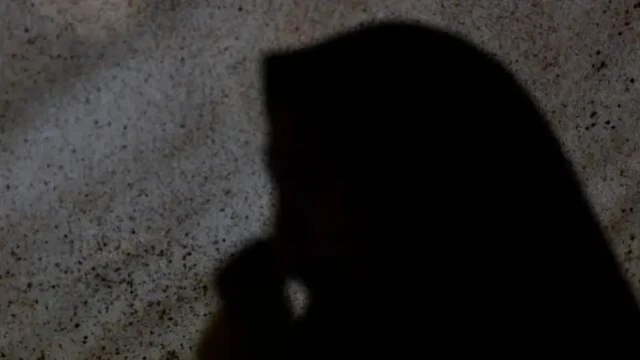 Siluet seorang perempuan berhijab.