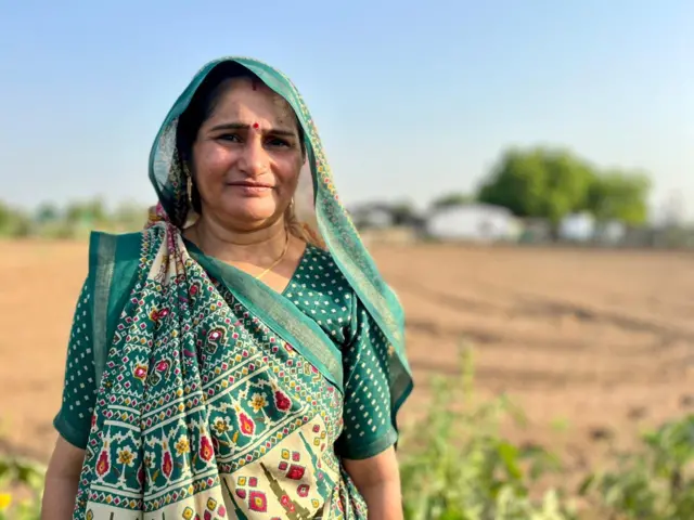 43-44° સેલ્સિયસ તાપમાનમાં કામ કરતી મહિલા ખેડૂતો કેવી-કેવી તકલીફોનો સામનો કરે છે? ઉનાળો ગરમી તાપમાન ચોમાસું પાણી ખેતર ખેડૂત ખેત ખાતર પાણી વરસાદ બીબીસી ગુજરાતી ગુજરાત સમાચાર બપોર