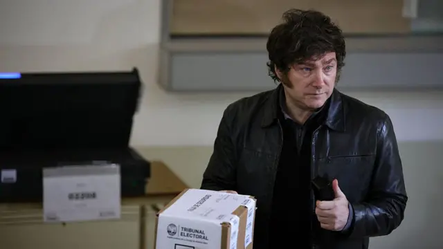 El presidente de Argentina, Javier Milei, emite su voto en un centro de votación durante las elecciones legislativas en la ciudad de Buenos Aires el 18 de mayo de 2025.