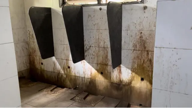 4 ऑक्टोबरच्या दुपारी दवाखान्यातील स्वच्छतागृहांची असलेली अवस्था.