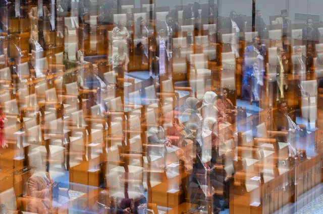 Sejumlah anggota DPR mengikuti Rapat Paripurna Ke-14 DPR RI Penutupan Masa Sidang III Tahun Sidang 2025-2026 di Kompleks Parlemen, Senayan, Jakarta, Kamis (19/02/).