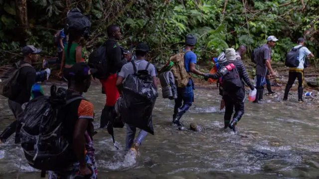 Migrantes que cruzam o Darién