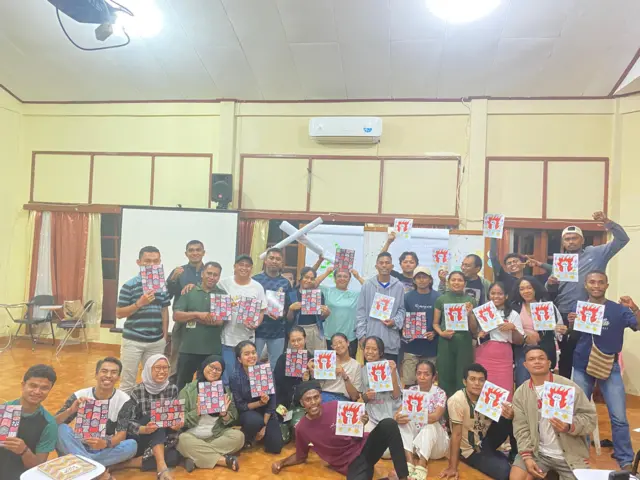 Rudolfus Oktavianus Ruma (paling kanan di baris tengah) bersama koleganya di Koalisi Kopi yang getol menolak pembangkit panas bumi di Flores.