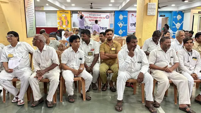 ठाण्यातील एका मराठी शाळेत दररोज मुंबईसह ठाणे परिसरातून 500 पेक्षा अधिक रिक्षा-टॅक्सी चालक मराठीचं प्रशिक्षण घेत असल्याचं पाहायला मिळालं.