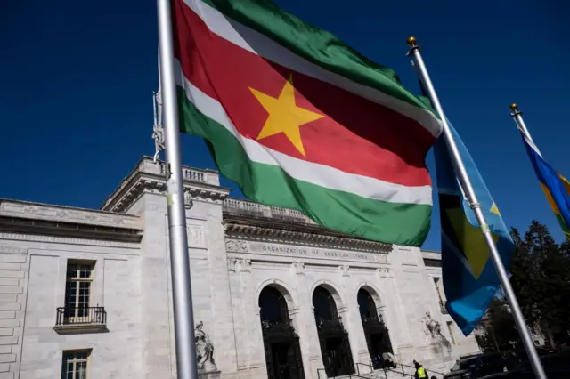 La bandera de Surinam afuera de la sede de la OEA, en Washington.