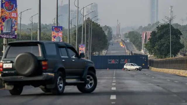 Konteyner ile kapatılmış bir yol