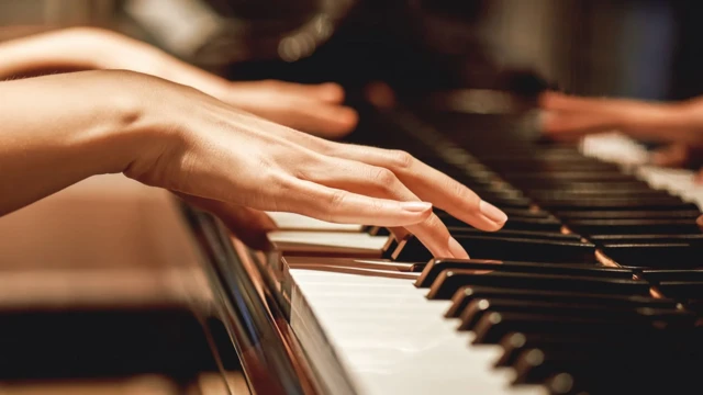 Des mains jouant du piano