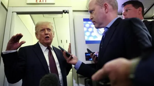 Дональд Трамп на борту літака розмовляє із журналістами