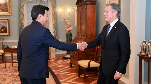 ထိုင်းနိုင်ငံခြားရေးဝန်ကြီး မစ္စတာ ပန်ပရီးရဲ့ အမေရိကန်ခရီးစဉ်အဖြစ် ဖေဖော်ဝါရီဒုတိယအပတ်တုန်းက အမေရိကန်နိုင်ငံခြားရေးဝန်ကြီး အန်တိုနီ ဘလင်ကန်နဲ့တွေ့ဆုံ