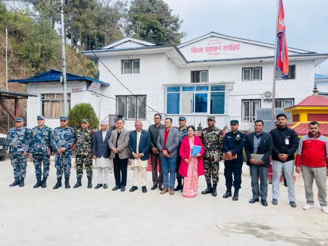 गृह मन्त्रालयका उच्च अधिकारीहरू तराईका विभिन्न जिल्लाहरूको अनुगमनमा अघिल्लो साता पुगेका थिए। तस्बीरमा जिल्ला प्रशासन कार्यलय ओखलढुङ्गाको सेतो भवनबाहिर गृहमन्त्री ओमप्रकाश अर्याल र मन्त्रालयका उच्च अधिकारीहरू देख्न सकिन्छ।