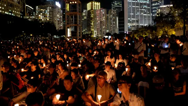 香港民眾聚集維多利亞公園參與支聯會六四悼念燭光晚會(4/6/2018)