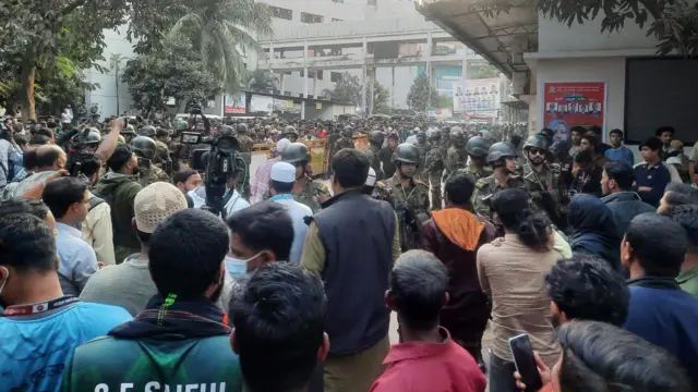 সেনাবাহিনীর সদস্যদের ঢাকা মেডিকেলের সামনে অবস্থান নিতে দেখা যায় 