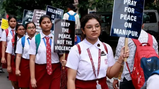 देशातील अनेक भागातील लोकांनी मणिपूरमध्ये शांतता प्रस्थापित करण्याचं आवाहन केलं आहे. यासाठी कोलकाता येथे शाळकरी मुलांची रॅली काढण्यात आली (फाइल फोटो)