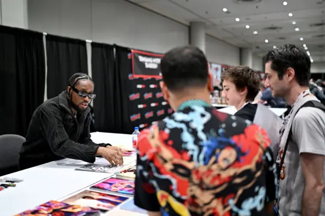 Aktor sekaligus penyanyi Shameik Moore memberikan tanda tangannya dalam gelaran New York Comic Con 2023.
