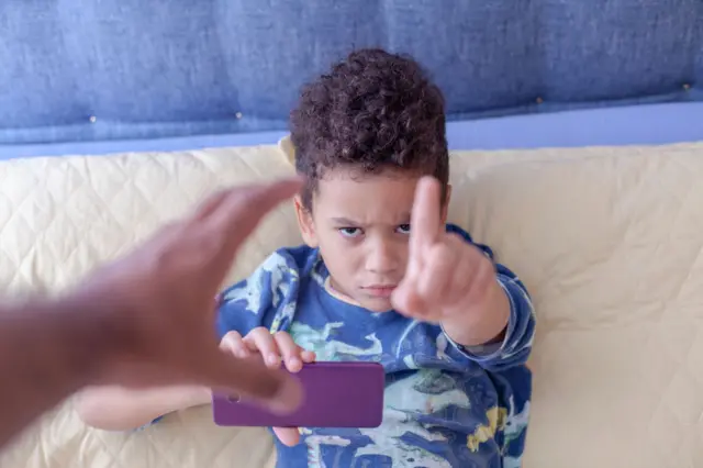 बहुतांश पालकांनी आणि लहानग्यांची काळजी घेणाऱ्या व्यक्तींनी या कायद्याचं समर्थन आणि स्वागतच केलं आहे.