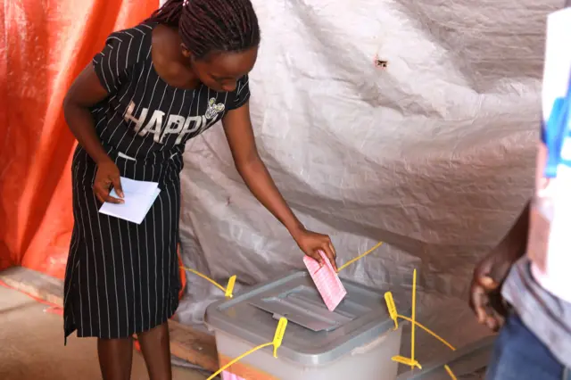 
Uyu mugore ariko arashira ikarata y'itora mw'isandugu ku musozi Kavumu muri Zone Muyira mu nkengera z'igisagara ca Bujumbura.