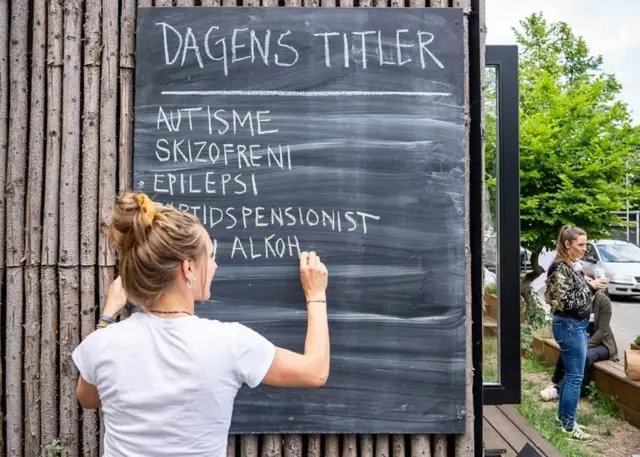 Une femme écrivant au tableau