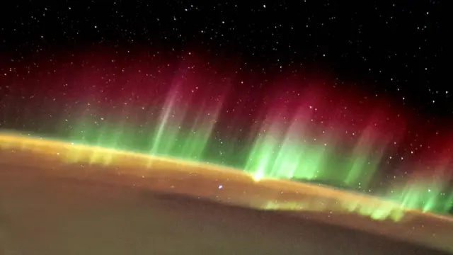 Aurora di kutub Bumi terlihat dari luar angkasa