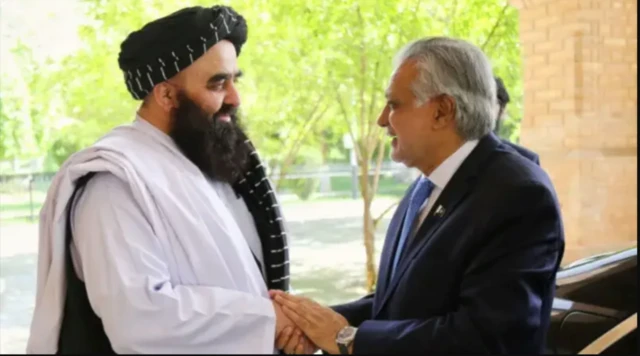 امیرخان متقی و اسحاقدار وزیران خارجه حکومت طالبان و پاکستان در حال دست دادن با همدیگر