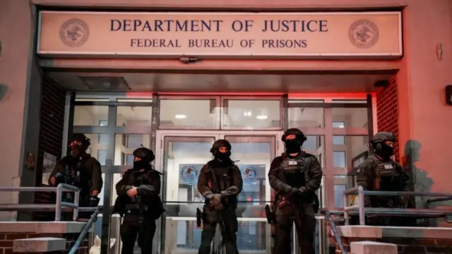 మదురో దంపతులను నిర్బంధించిన కేంద్రం వద్ద భద్రతా దళాల బందోబస్తు