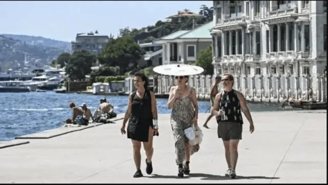 Haweeney sitay dallad ay isku ilaalineyso kulaylka magaalada Istanbul ee dalka Turkiga.